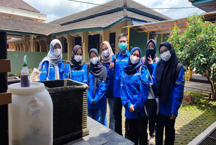 ON-SITE ORGANIC WASTE TREATMENT  AT THE FACULTY OF PUBLIC HEALTH  DIPONEGORO UNIVERSITY